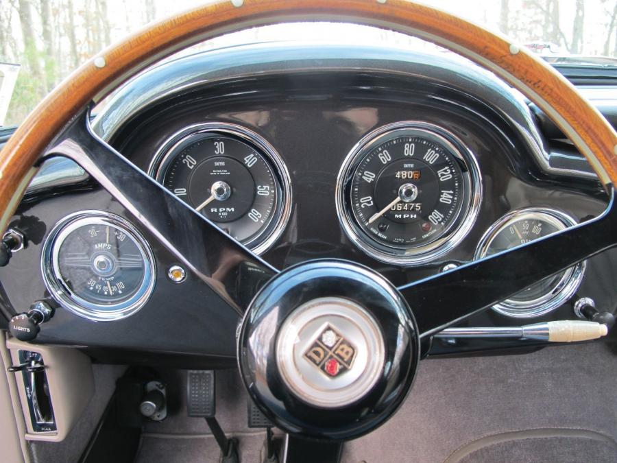 Панель приборов Aston Martin DB4 (245/L) 1960 года  (фото 13 из 19)
